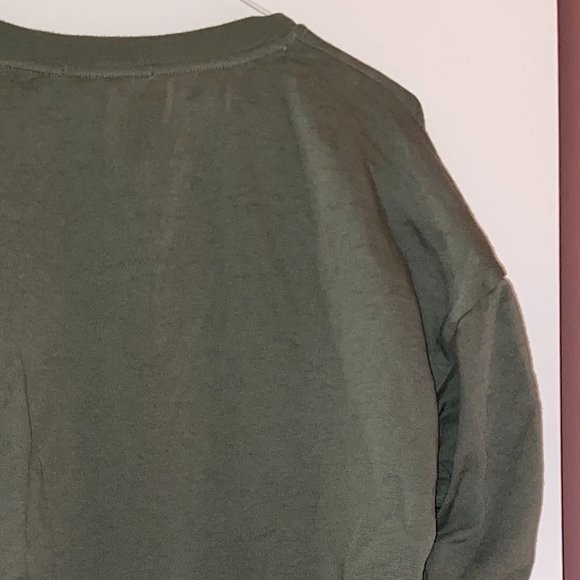 Slight Cropped Sweater || Sage Green - Picture 4 of 5